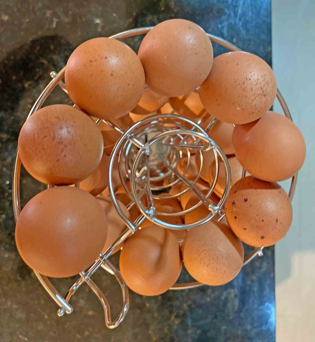 Elegancia y Organización: Rack de Acero Inoxidable para 30 Huevos